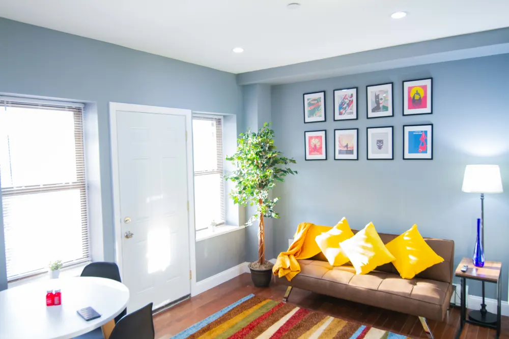 Bright, modern living room decor.