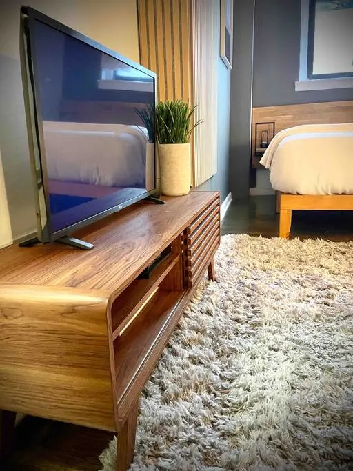 Modern hotel room with TV.