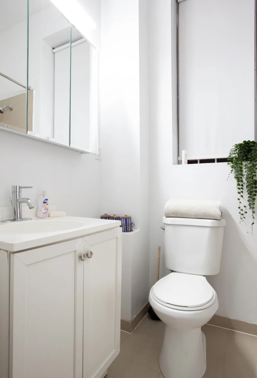 Small modern bathroom, white theme.