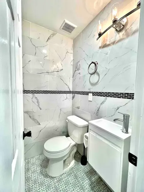 Modern bathroom with marble tiles