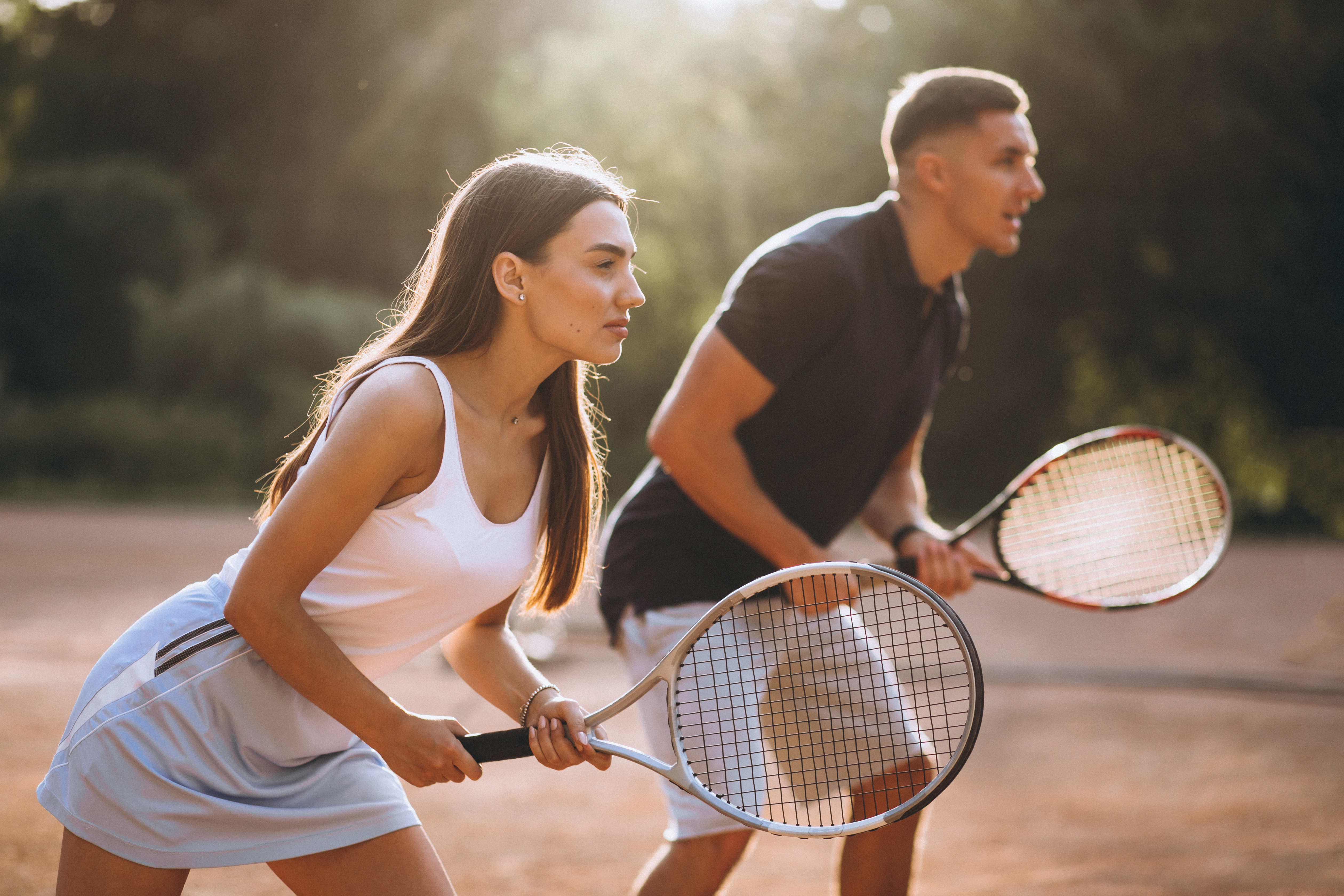Pareja joven jugando al padel