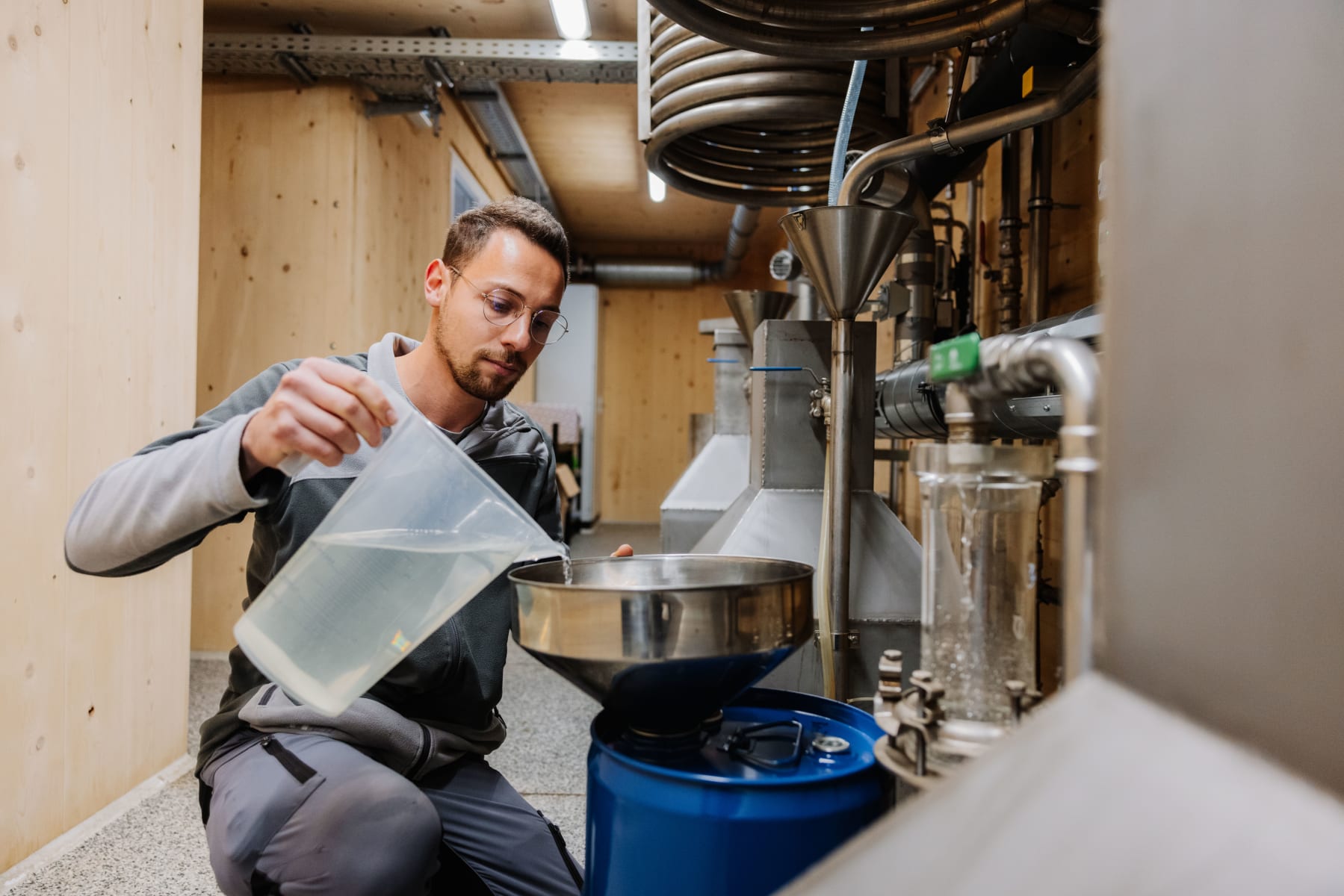 Mitarbeiter beim Abfüllen in der Brennerei