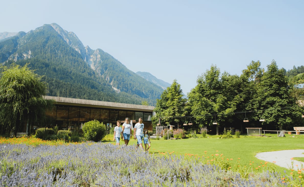 Familie im Vitalpinum Wohlfühlgarten
