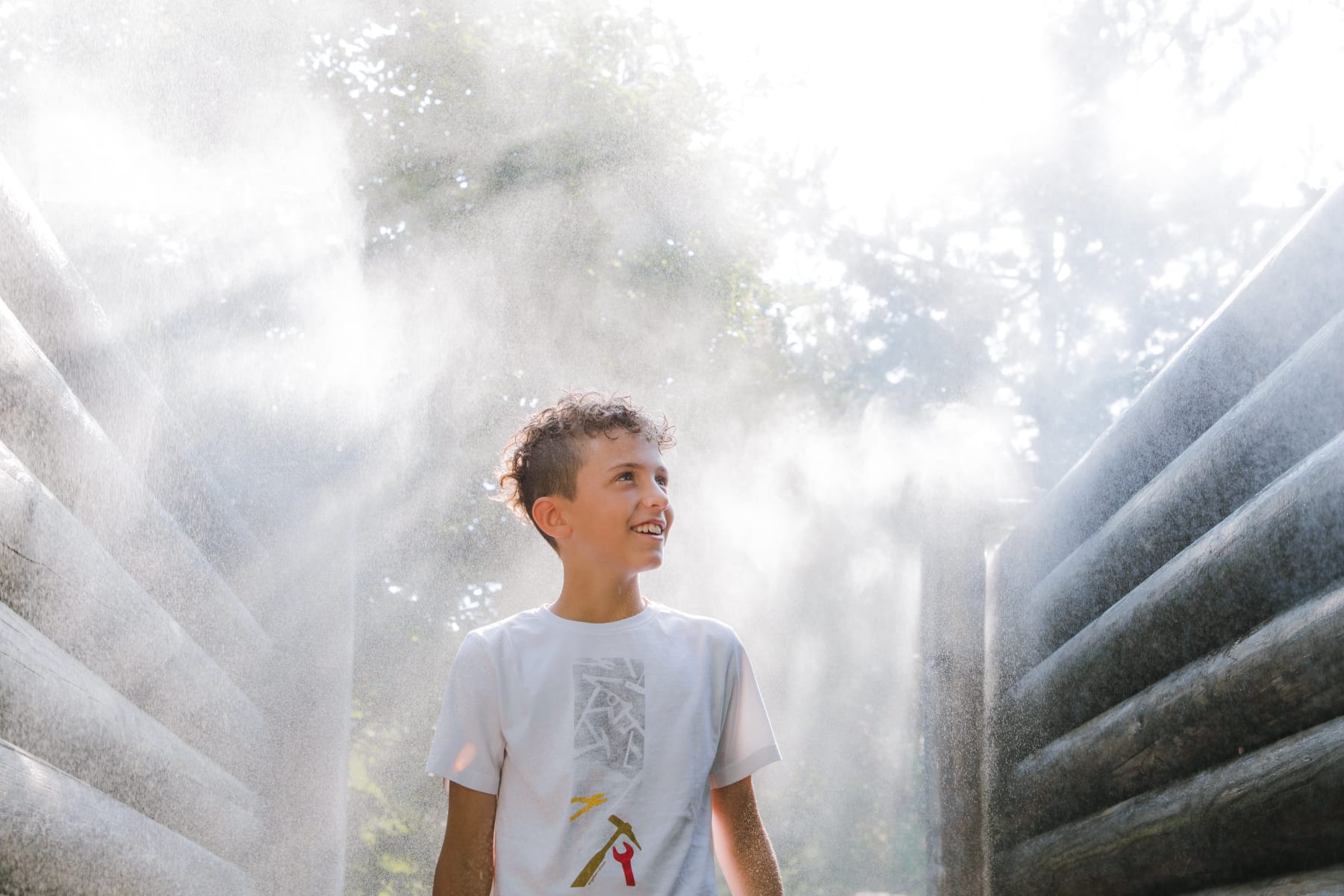 Junge in der Vitalpinum Alpenkrauter Dusche