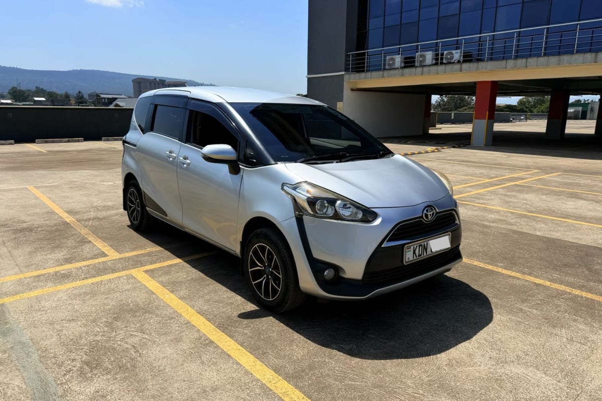 2016 Toyota Sienta — photo 1