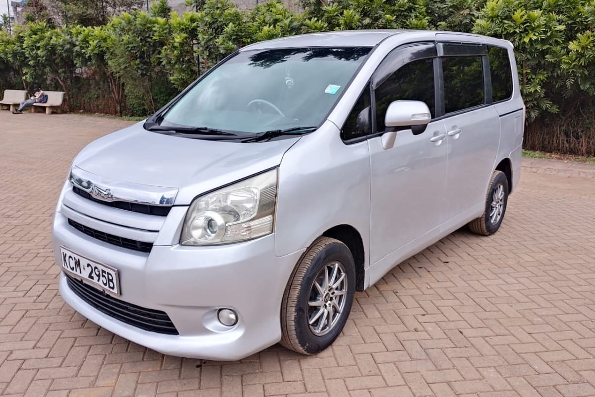 2010 Toyota Noah — photo 1