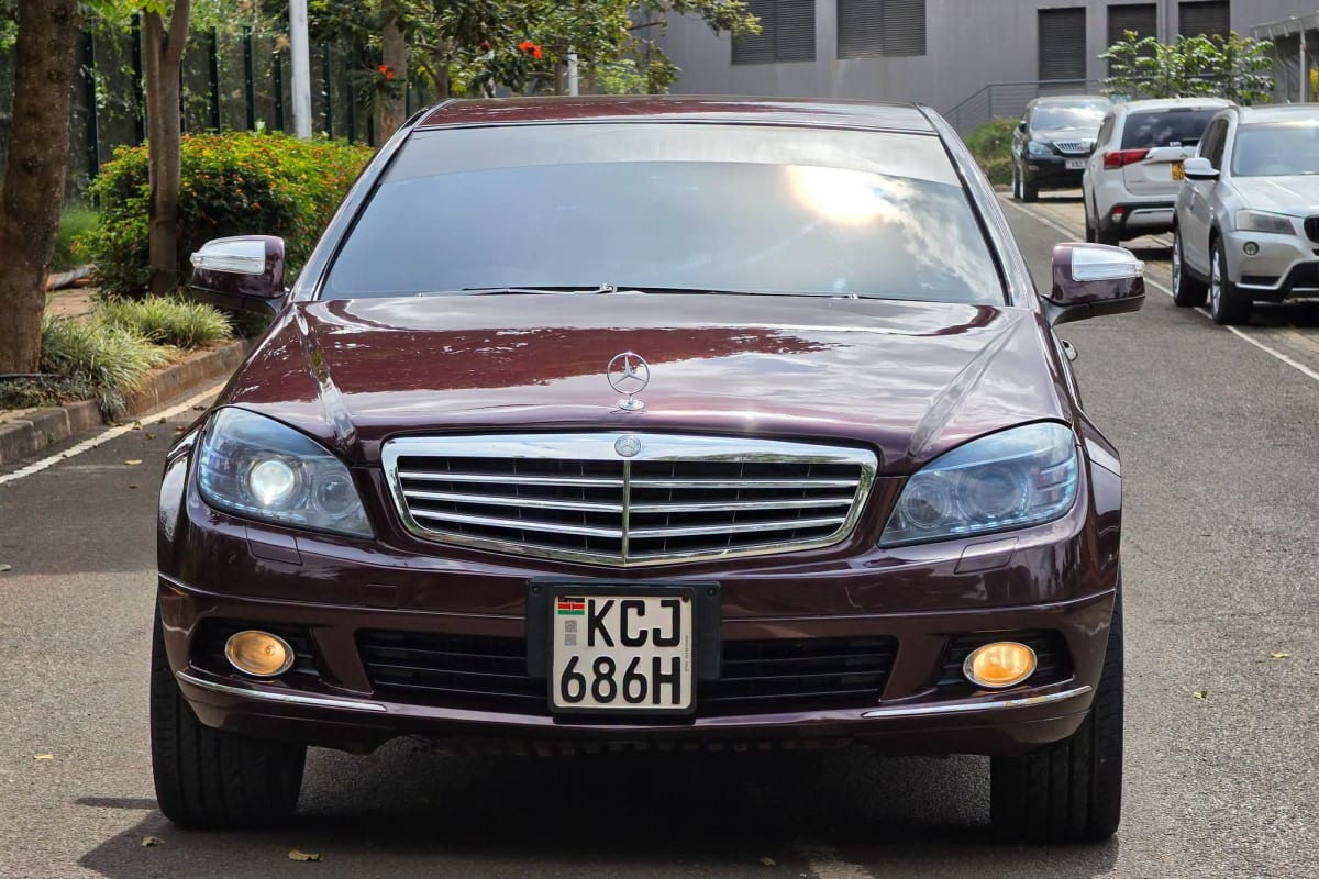 2010 Mercedes-Benz C200 — photo 1