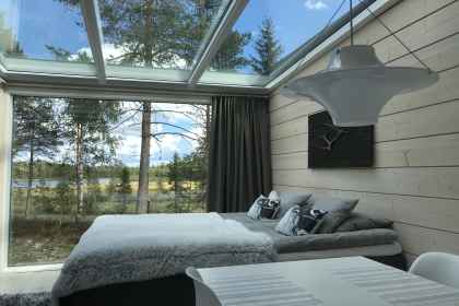 Finland roadtrip: middernachtzon in glazen villa afbeelding
