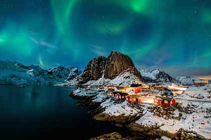 Winterse Lofoten: noorderlicht in een paalwoning afbeelding
