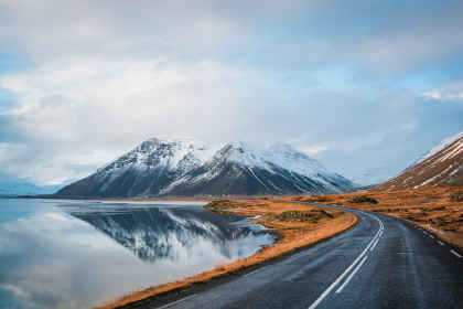 IJslands zuidkust: winterse roadtrip naar de Sky Lagoon afbeelding