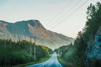Nordic roadtrip: in de gloed van de middernachtzon afbeelding