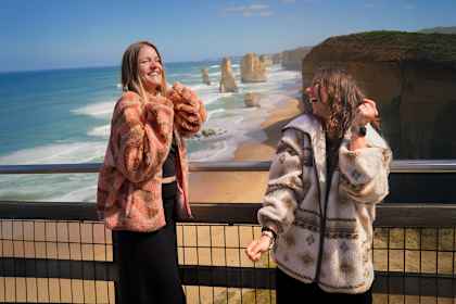 Around the world: Asian buzz, Aussie roads & US glow afbeelding