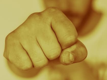 Житель Андроповского округа несколько раз ударил знакомую и схватил за горло