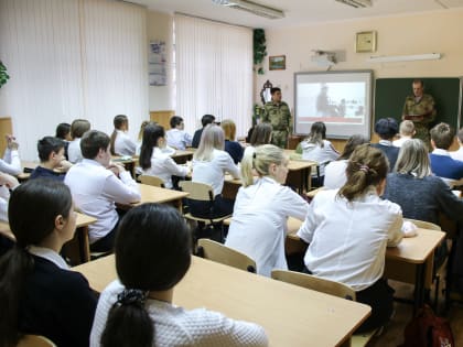 В Ставрополе росгвардейцы провели тематический урок для школьников, посвященный освобождению Сталинграда от немецко – фашистских захватчиков