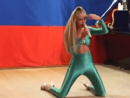 Певица из Ставрополя Анна Калашникова в сексуальном наряде спела для раненных в СВО бойцов