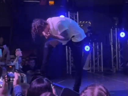 Получивший повестку перед выступлением в Ставрополе Xolidayboy упал в обморок прямо на сцене