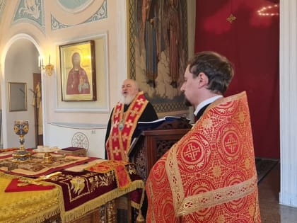 Митрополит Кирилл молился за Литургией в храме святителя Николая в Заяицком города Москвы