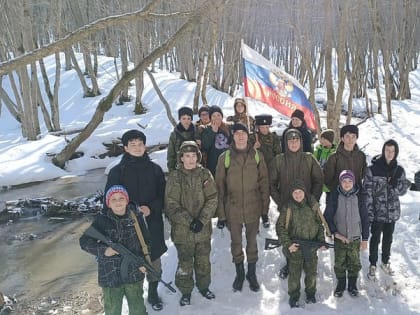 Казачата Архиерейского казачьего конвоя совершили полевой выход в лесной массив