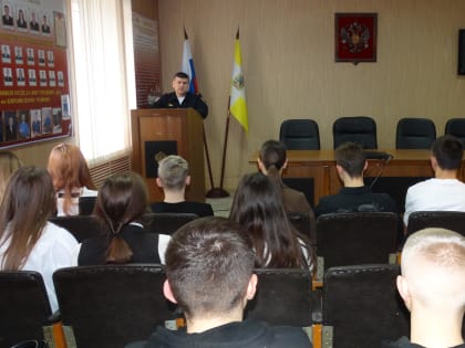 В Кировском округе «студенческий десант» побывал в гостях у  сотрудников полиции