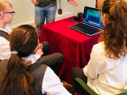 Искусство монтажа видеороликов пятигорские школьники осваивают в одном из выставочных залов Музея-заповедника М.Ю. Лермонтова