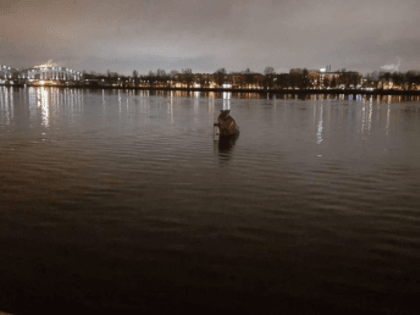 В Санкт-Петербурге бетономешалка врезалась в дом и упала в реку