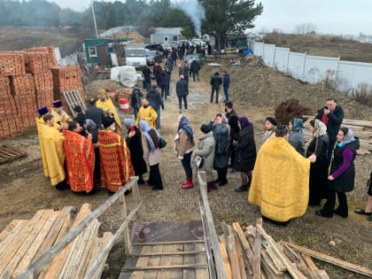 В строящемся храме совершили благодарственный молебен