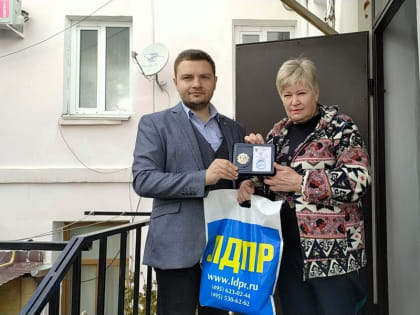 Александр Куриленко наградил партийца «Знаком Почета ЛДПР»