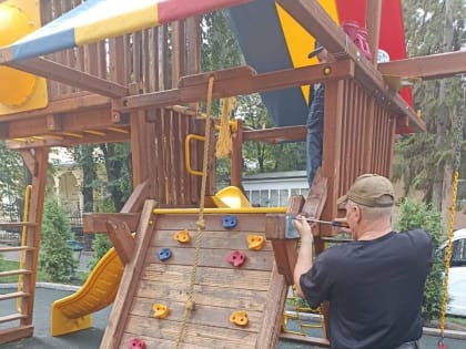 В Кисловодске после летнего сезона провели работы по содержанию детских площадок.