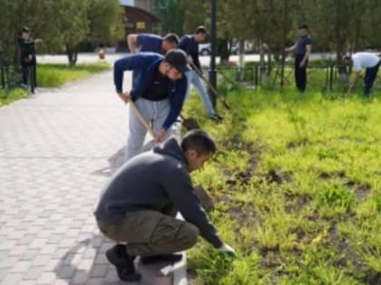 Рабочую субботу коллектив администрации Арзгирского муниципального округа начал с ударного труда!