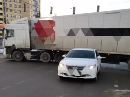 Фура и легковушка столкнулись на юго-западе Ставрополя