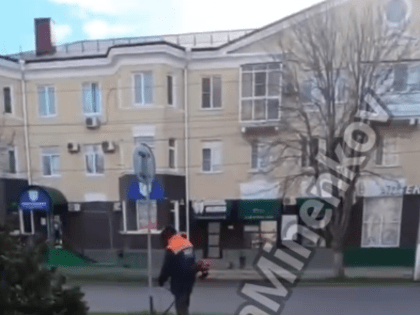 Коммунальщики Невинномысска готовят городские газоны к весне