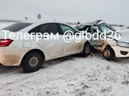 Лобовое столкновение автомобилей произошло на скользкой дороге в Кировском округе