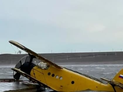 Сильный ветер опрокинул самолёт на Ставрополье