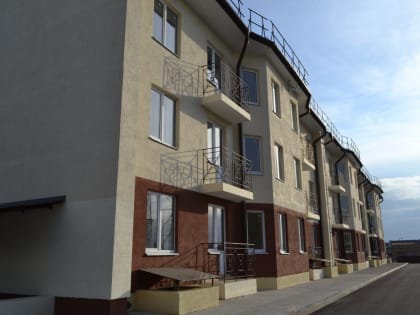 Глава округа вручил ключи от новых квартир переселенцам из аварийного жилья