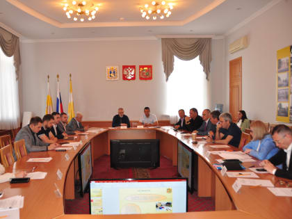 В Ставропольской городской Думе состоялось заседание комитета по градостроительству, архитектуре, капитальному строительству, земельным и имущественным отношениям под председательс