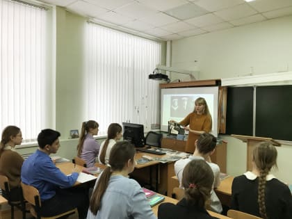 Государственным архивом Ставропольского края проведен урок мужества для учащихся 10 класса МБОУ СОШ №42 города Ставрополя, посвященный теме: «И.А. Бурмистров – первый Герой Советск