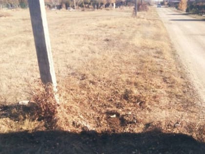 Продолжается уборка территории городского кладбища