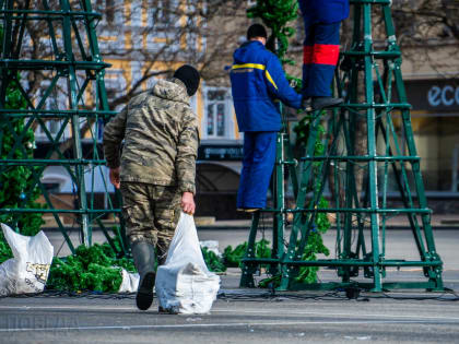 Сказочный лес украшают на площади Ленина в Ставрополе