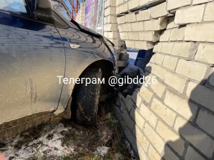 В Ставрополе пожилой автомобилист врезался в стену и сломал руку