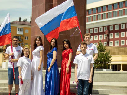 В День России активисты «Молодой Гвардии» провели акцию по раздаче ленточек-триколора