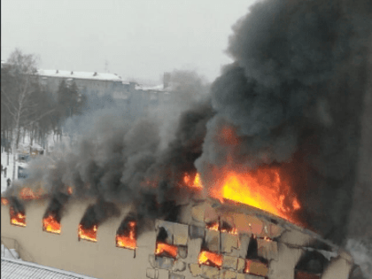 В городе Искитим Новосибирской области горит торговый комплекс «Центральный»