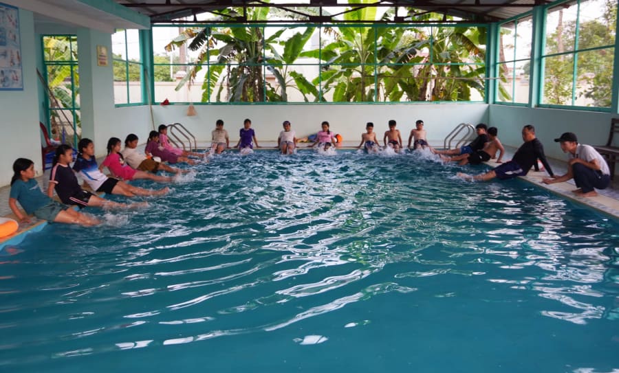 Hoạt động dạy bơi cho học sinh tại Trường tiểu học Lệ Ninh - Ảnh: L.Chi