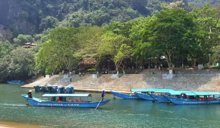 Thuyền đưa khách du lịch thăm động Phong Nha