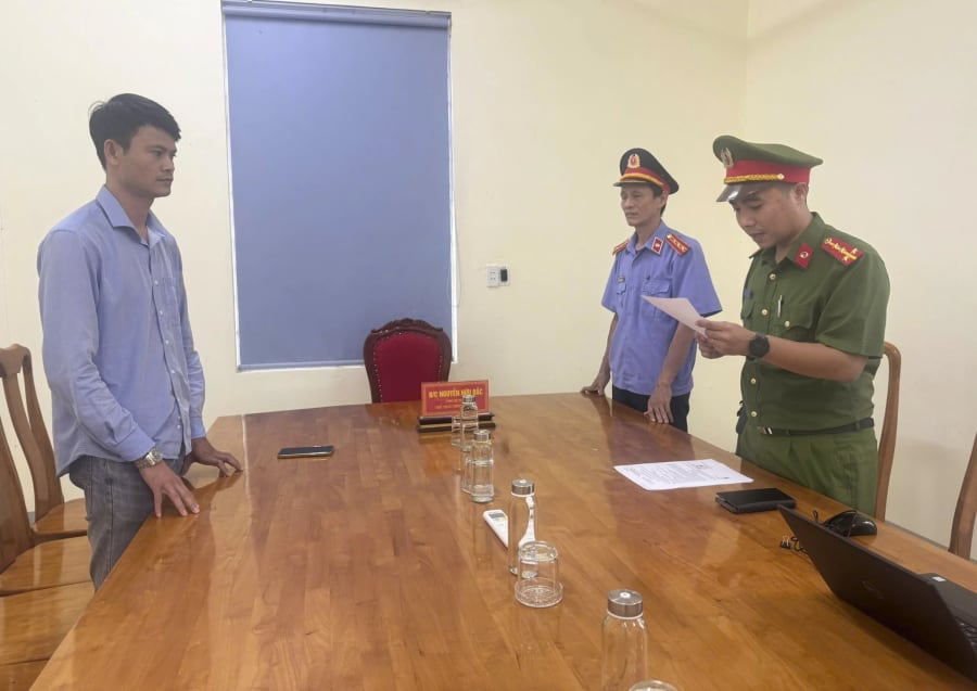 Tống đạt quyết định khởi tố vụ án, khởi tố bị can đối với Nguyễn Sơn Tùng về hành vi sản xuất, buôn bán hàng giả.