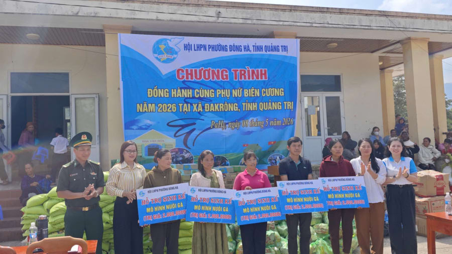 Trao hỗ trợ mô hình sinh kế chăn nuôi gà cho các hộ gia đình hội viên phụ nữ khó khăn ở xã Đakrông- Ảnh: K.S