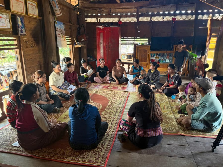 Buổi tuyên truyền của phụ nữ thôn La Reo, xã A Dơi. MH