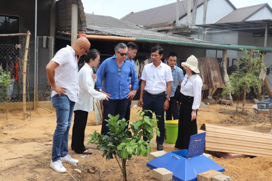 Đoàn công tác đơn vị đánh giá độc lập (OIV) cùng lãnh đạo Sở Nông nghiệp và Môi trường khảo sát thực địa tại khu vực dân cư - Ảnh: T.P