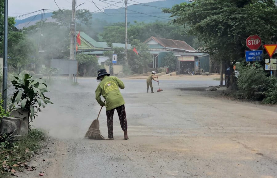 Các doanh nghiệp khai thác đá có hỗ trợ kinh phí để người dân thôn Thượng Lâm quét dọn bụi đá trên tuyến đường dân sinh của thôn nhưng nỗi lo về sức khỏe lâu dài vẫn hiện hữu - Ảnh: L.T