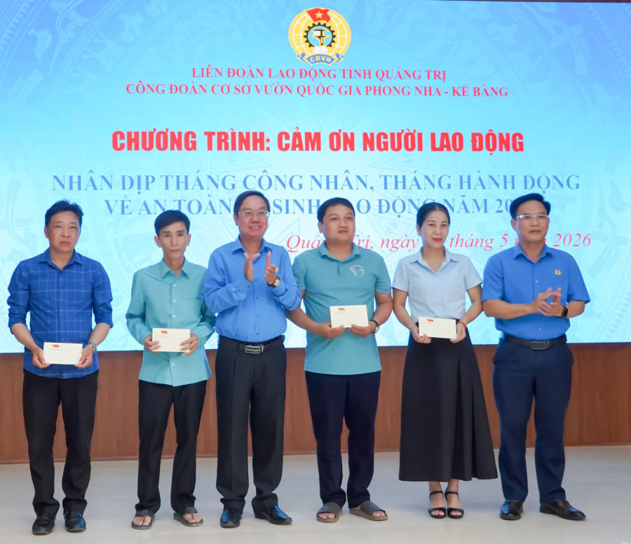Đại diện lãnh đạo Liên đoàn Lao động tỉnh, Công đoàn cơ sở Vườn Quốc gia Phong Nha- Kẻ Bàng trao quà cho đoàn viên công đoàn có hoàn cảnh đặc biệt khó khăn - Ảnh: N.H