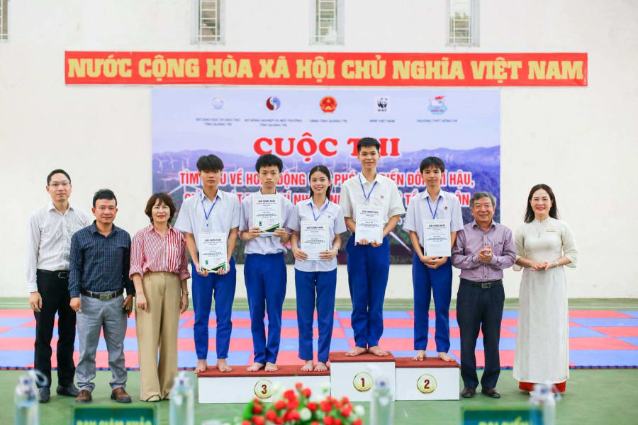 Trao giải cho học sinh đạt thành tích tại cuộc thi ở Trường THPT Đông Hà - Ảnh: Đ.V